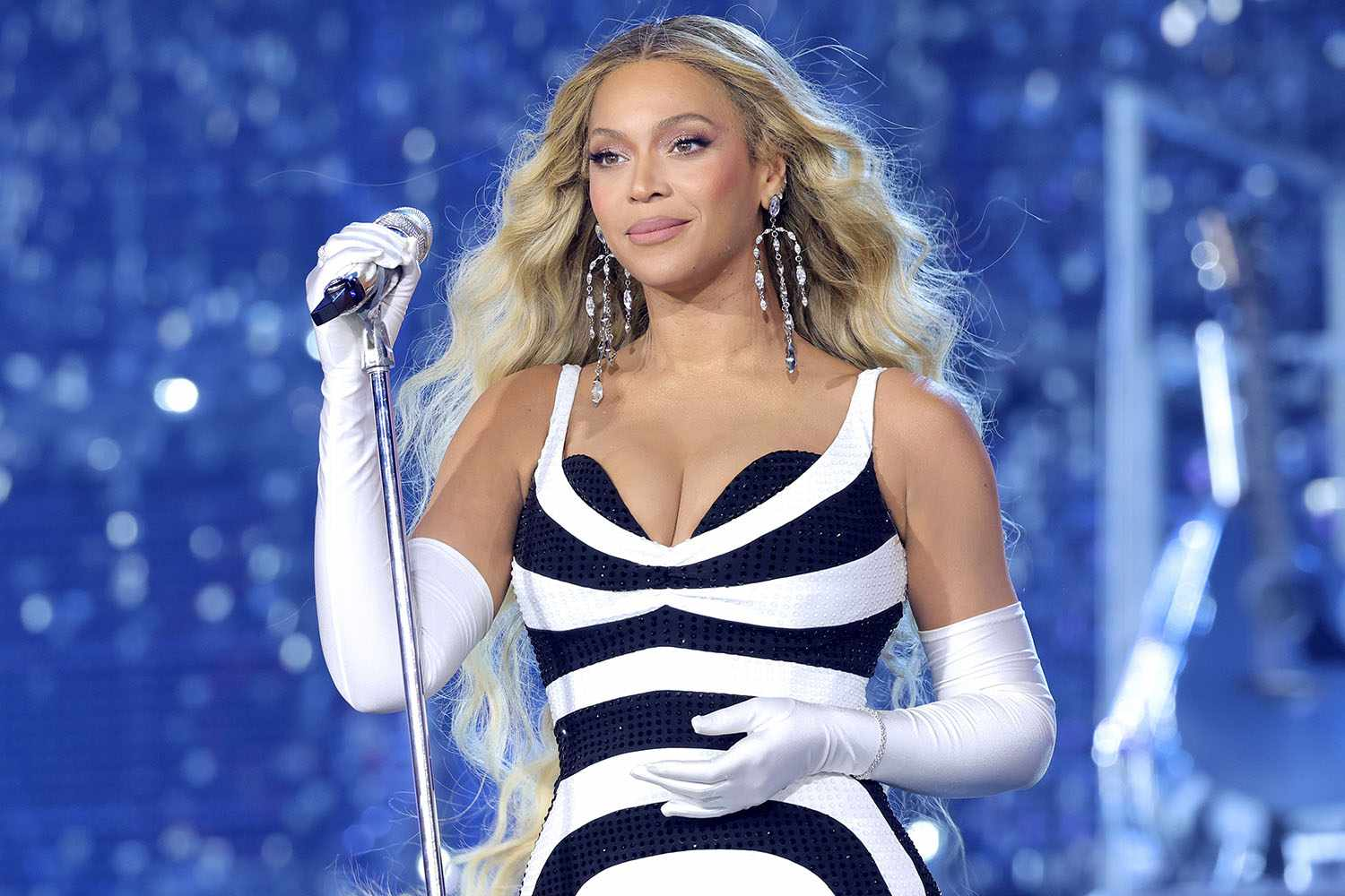 Beyoncé Makes History as First Black Woman to Lead Billboard’s Country Songs Chart with “Texas Hold ‘Em-thumnail