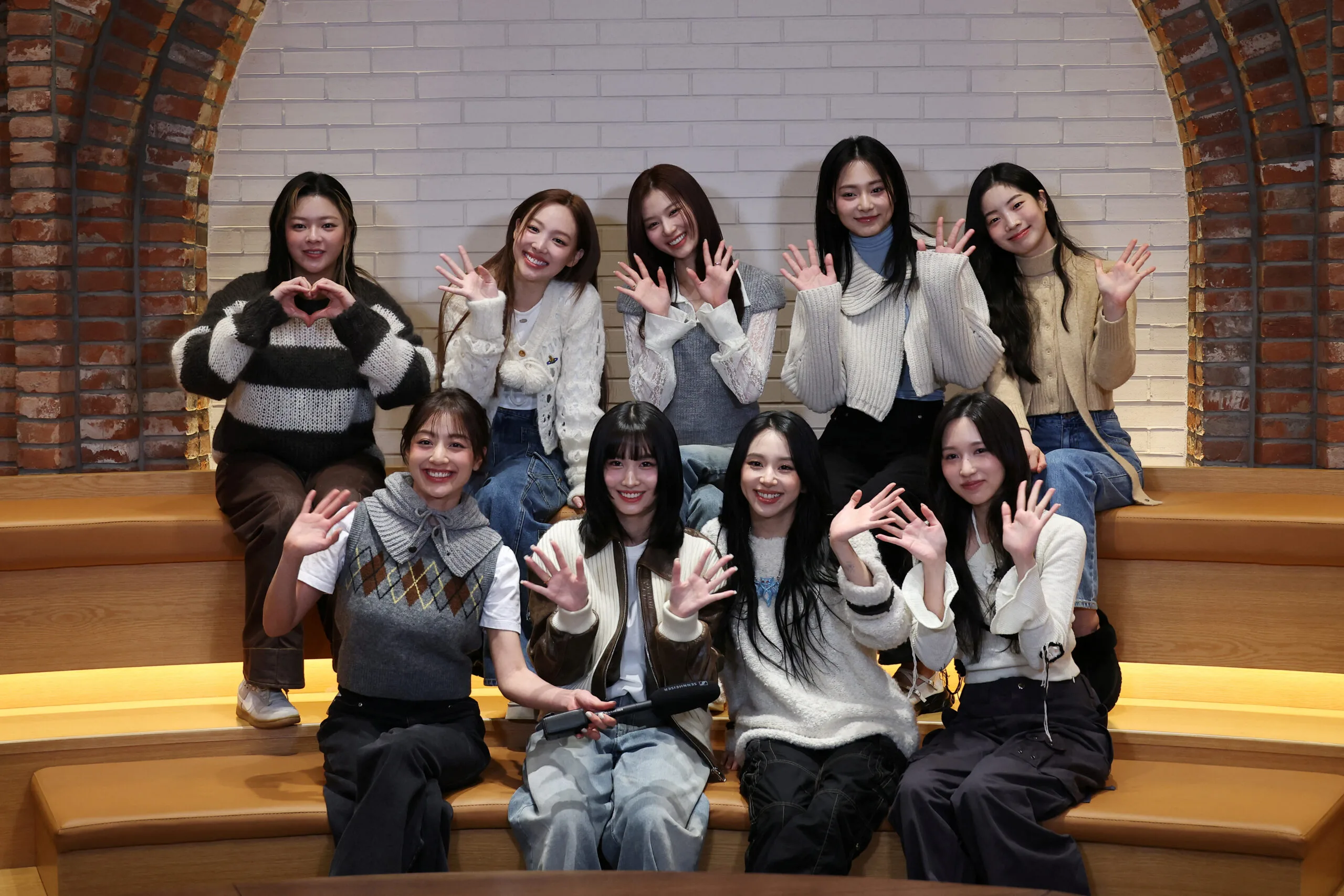 The K-pop girl group TWICE aims to top the Billboard charts-thumnail