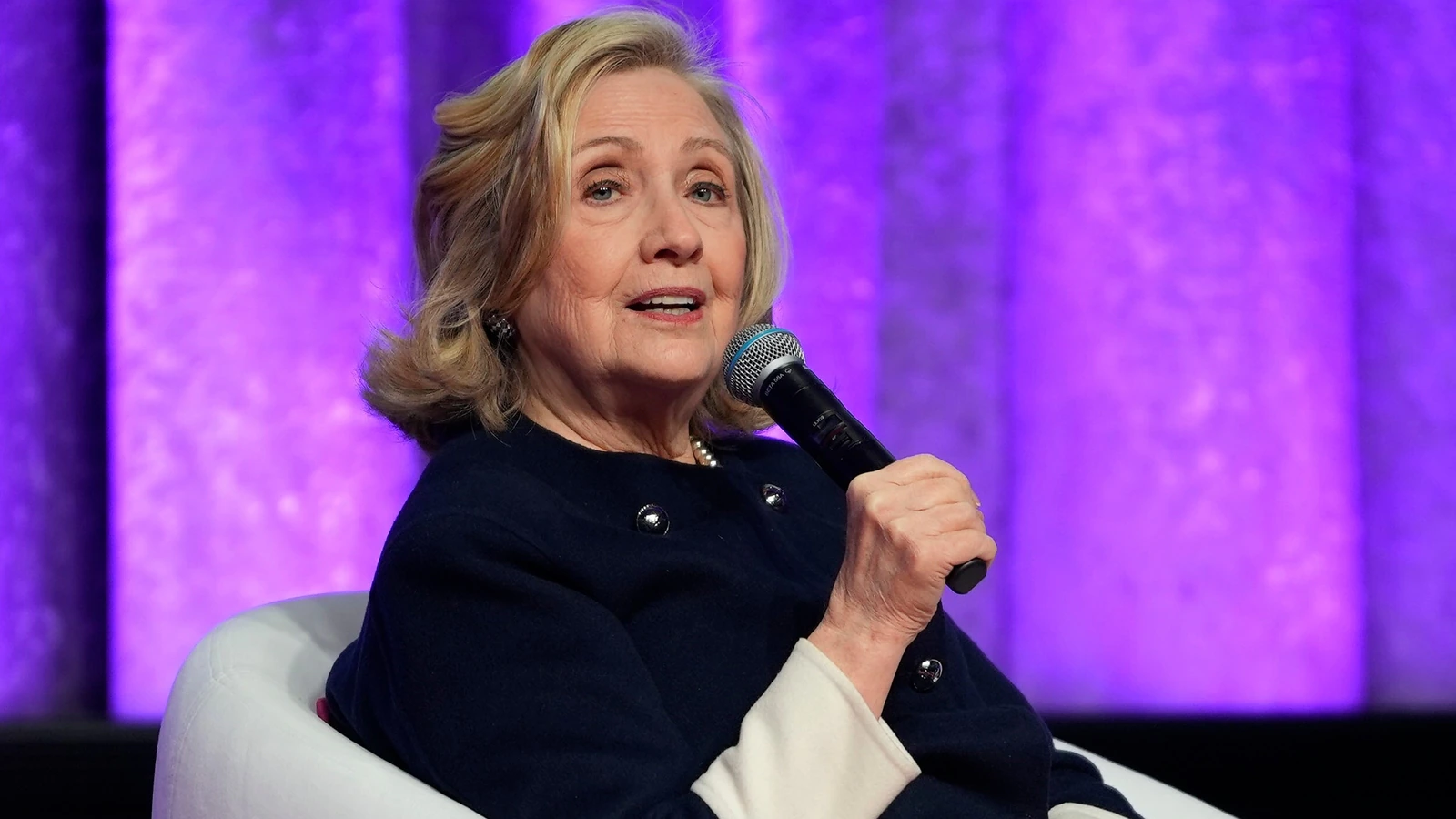 Students protested Hillary Clinton’s return to Wellesley amid the Gaza War: “On her hands, blood”-thumnail