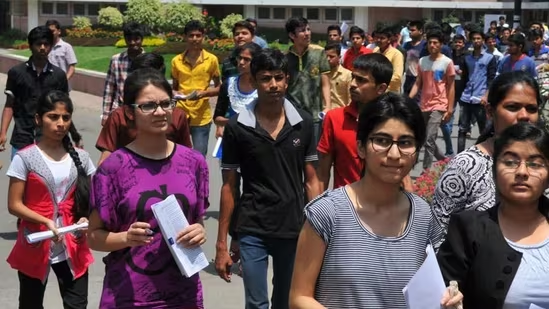 Meet Sanvi Jain and Shayna Sinha, two students who achieved 100 NTA scores in JEE Mains 2024-thumnail