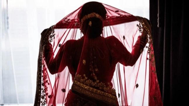 A 28-year-old Delhi bride collapsed and died while dancing at a destination wedding in Nainital.-thumnail