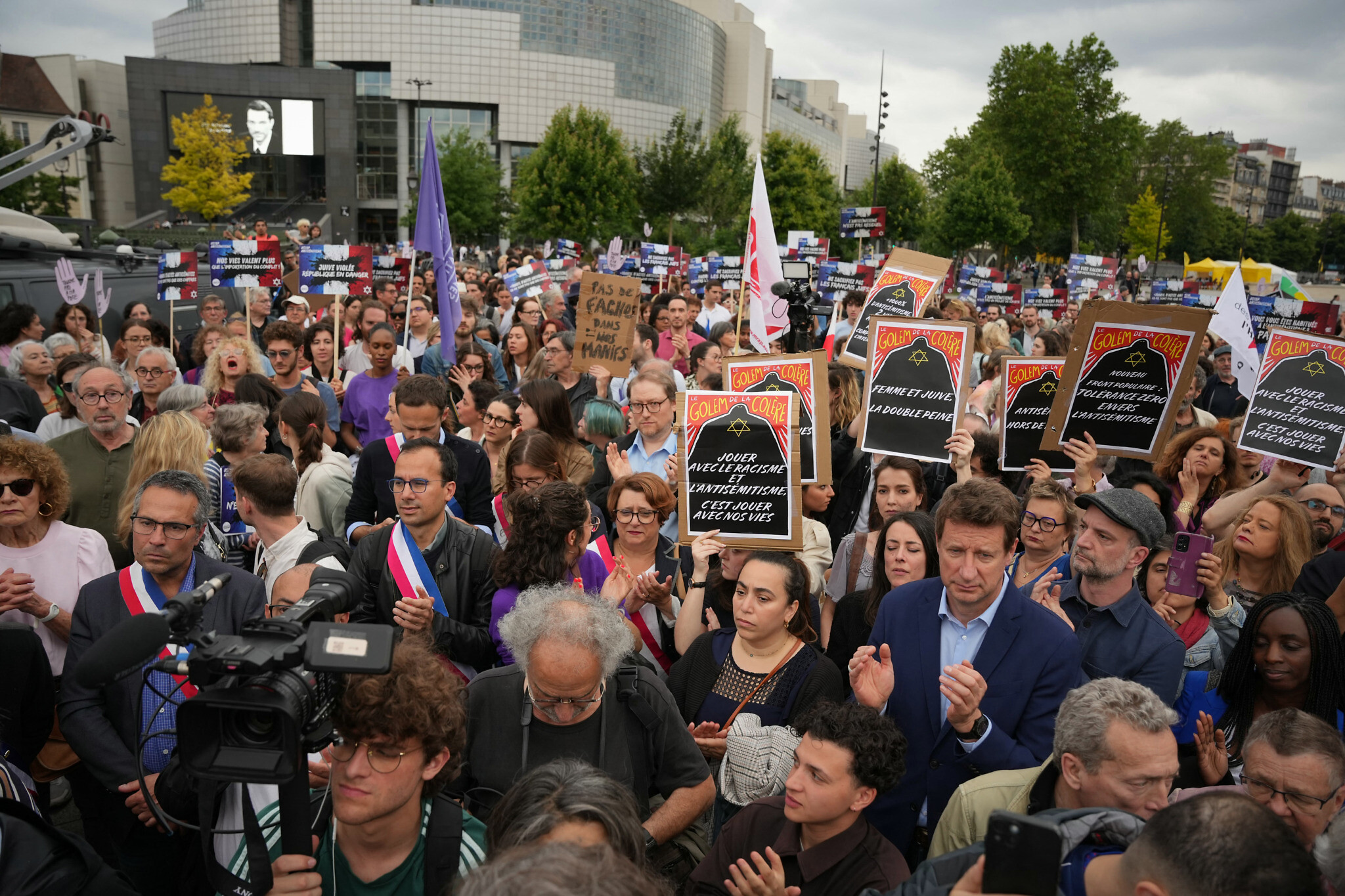 Antisemitism protests in Paris after 12-year-old Jewish girl is raped-thumnail