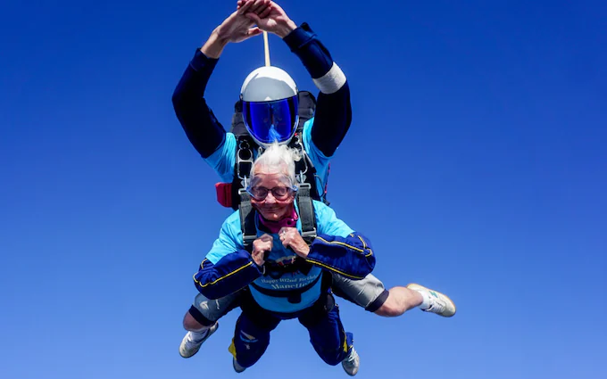 A 102-year-old UK woman skydives to defy aging. Amazing video takes the internet by storm-thumnail